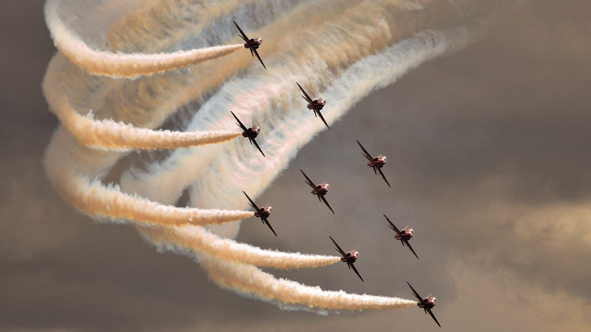 _城市天空漂移：在高楼间追逐速度_，漂浮在城市的天空