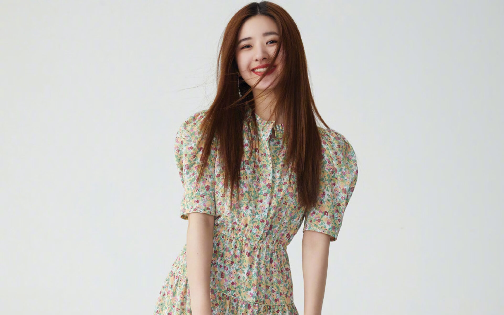 历史性时刻：首次在湿滑赛道中夺冠